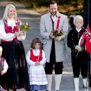 17 May: The Crown Prince and Crown Princess' family greets the Children's Parade in Asker (Photo: Stian Lysberg Solum, Scanpix) 